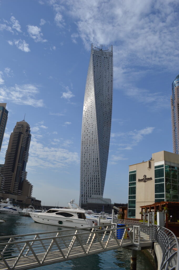 DSC 0007 681x1024 - 9 budynków, które warto zobaczyć w Dubaju