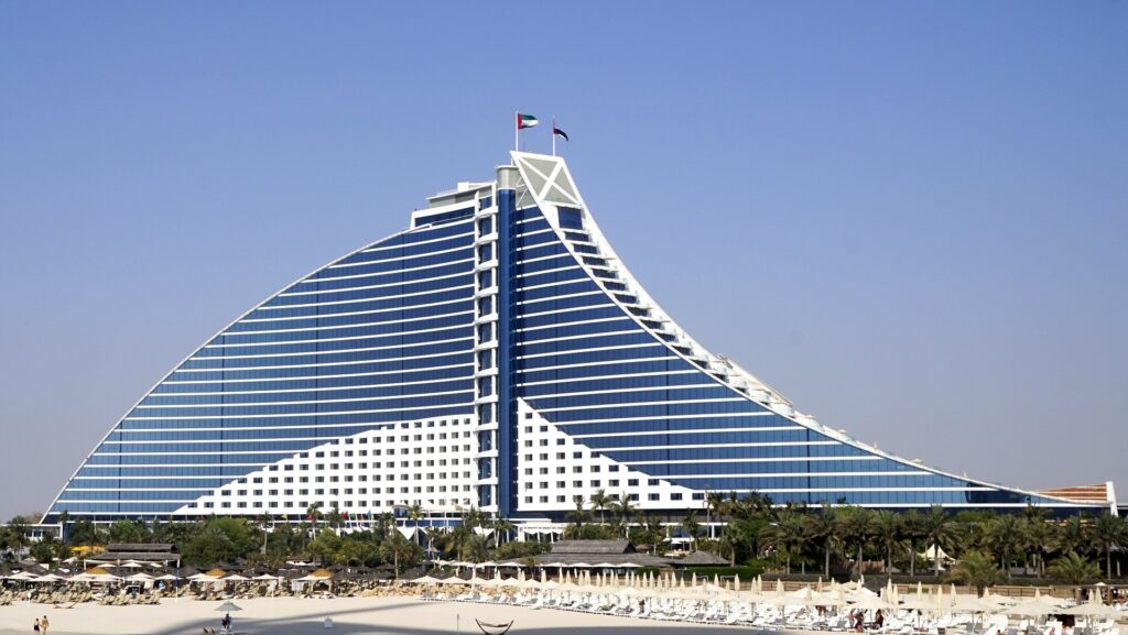 jumeirah beach hotel 2146761 1920 1024x577 - 9 budynków, które warto zobaczyć w Dubaju