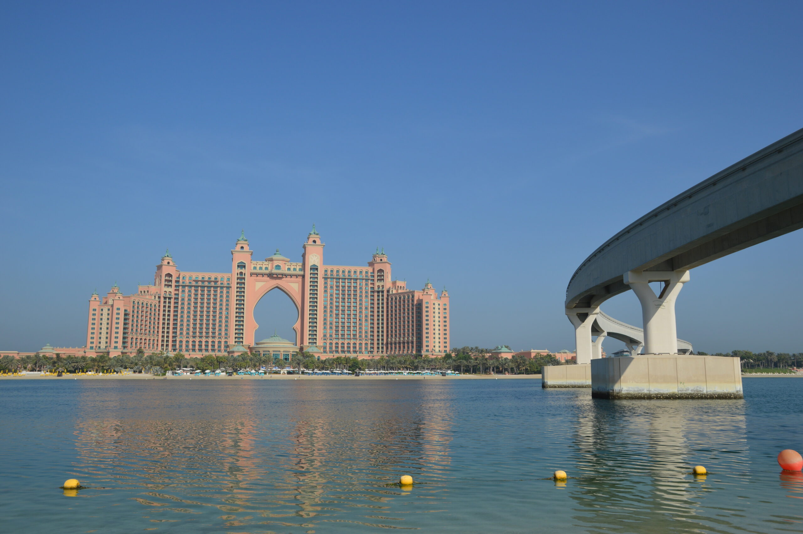 Widok na Hotel Atlantis z plaży The Pionte na Palm Jumeirah