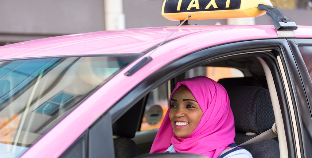ladies taxi v2 min - Taksówka z lotniska w Dubaju - wszystko co powinieneś wiedzieć