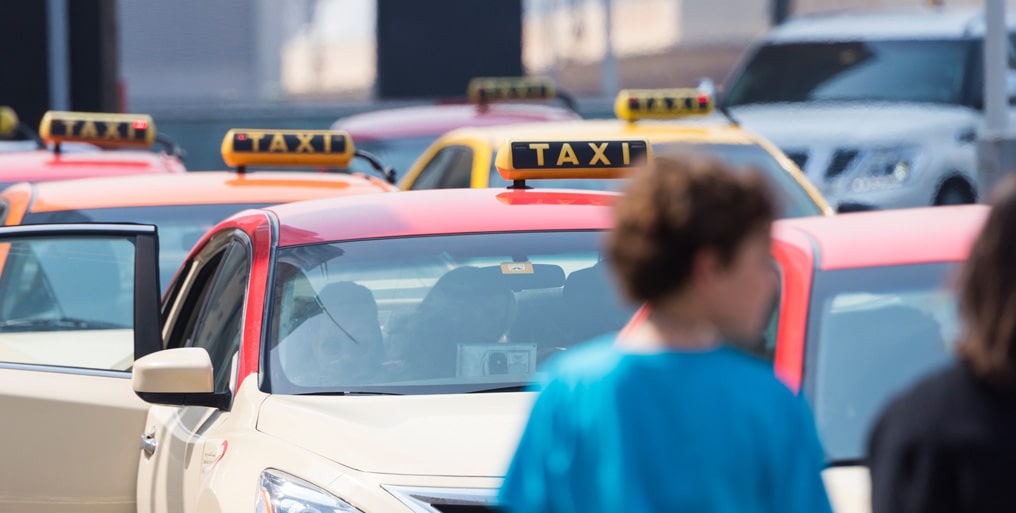 taxi rental v2 min - Taksówka z lotniska w Dubaju - wszystko co powinieneś wiedzieć